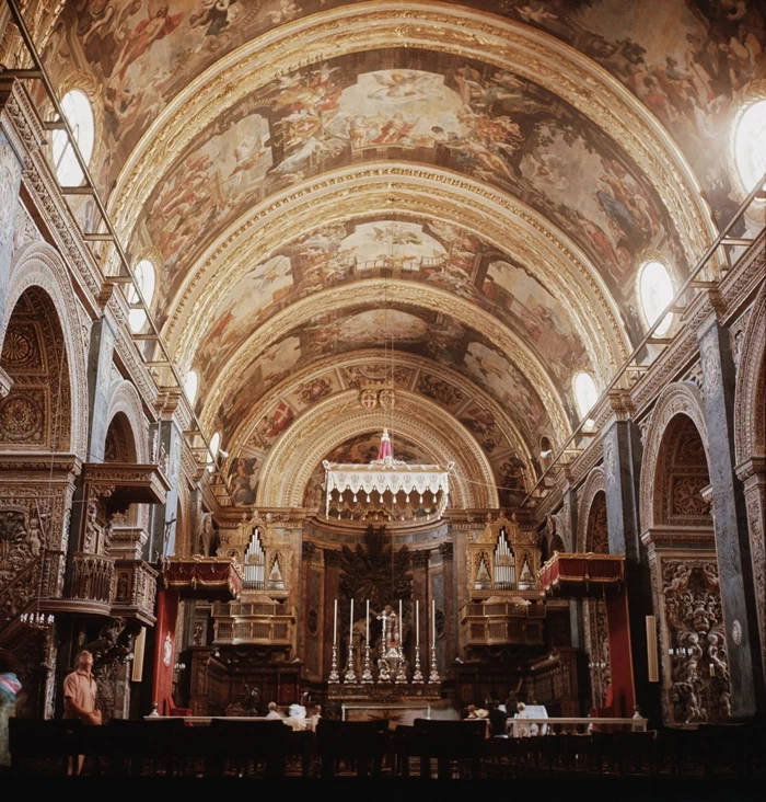 그랜드 하버를 이루는 쉬베라스 반도(Sciberras Peninsula)는 몰타의 수도 발레타(Valletta) 시와 플로리아나(Floriana) 시로 구성되어 있는데, 플로리아나 시는 현재 유럽에서 가장 인구밀도가 높은 곳 중 하나이다. 35