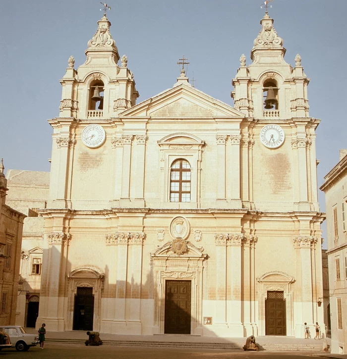 그랜드 하버를 이루는 쉬베라스 반도(Sciberras Peninsula)는 몰타의 수도 발레타(Valletta) 시와 플로리아나(Floriana) 시로 구성되어 있는데, 플로리아나 시는 현재 유럽에서 가장 인구밀도가 높은 곳 중 하나이다. 37