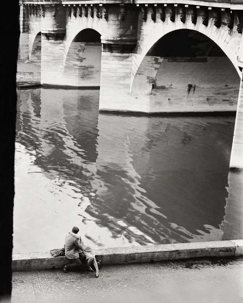 <p>
▲ 1950년, 퐁 데 자르(Pont des Arts)를 배경으로 키스를 나누는 파리의 연인. ▲ 1950년, 노트르담 대성당 앞을 흐르는 센 강변에서 자전거를 타고 와 기다리던 연인과 키스를 하는 남자. ▲ 1950년, 파리 광장에서의 열정적인 키스. ▲ 1950년, 팔레 루아얄(Palais Royal) 벤치에 앉아 키스를 하는 연인과 애써 쳐다보지 않는 남자들. ▲ 1950년, 투르넬 다리(tournelle bridge) 아래에서 데이트 중인 연인. ▲ 1950년, 연인에게 꽃을 준 남자와 행복해하는 여자. ▲ 1950년, 혁명 기념일(Bastille Day)에 몽마르뜨(Montmartre) 계단에서 데이트를 하는 연인. ▲ 1950년, 콩코르드 광장(Place de la Concorde) 지하도에서 포옹하는 연인. ▲ 1950년, 리볼리 거리(Rue de Rivoli)를 걷던 연인들이 키스를 나누고 있다. ▲ 1950년, 키스하는 연인을 경비병이 쳐다보고 있다. ▲ 1952년 8월 16일, 공원에서 키스하는 연인. ▲ 1952년, 노트르담 대성당 앞의 난간에서 뒤엉켜 키스를 나누는 연인. ▲ 1952년, 센 강변에서 키스하는 연인. ▲ 1954년, 센 강변의 계단을 오르다 키스하는 연인. ▲ 1954년, 센 강둑 아래의 터널에서 키스하는 연인. ▲ 1954년, 센 강변에서 키스하는 연인. ▲ 1955년, 다리 위의 연인들이 강을 바라보다 키스를 나누고 있다. ▲ 1955년, 센 강변에서 끌어안고 있는 연인을 부럽게 쳐다보는 남자. ▲ 1956년, 파리 전경을 감상하다 키스를 하는 연인. ▲ 1957년, 센 강가의 격정적인 키스. ▲ 1957년, 튈르리 정원(Jardin des Tuileries)에서 데이트를 하던 연인이 키스를 하기 직전의 모습. ▲ 1958년, 튈르리 정원(Jardin des Tuileries)의 동상 앞에서 키스를 하는 연인. ▲ 1959년, 거리의 벤치에 앉아있던 연인이 키스를 하자 지나가던 남자가 유심히 보고 있다. ▲ 1959년, 사랑에 빠진 연인이 만나자마자 뜨거운 키스를 나누는 모습.</p> 39