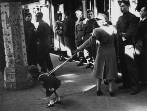 세계의 수많은 기차역 중 가장 유명한 역이라고 할 수 있는 영국 런던 패딩턴역(London Paddington station). 무려 1838년 6월 4일에 개통한 유서 깊은 역으로, 2차 대전중에는 수차례 폭격을 받아 파괴되기도 하였다. 15