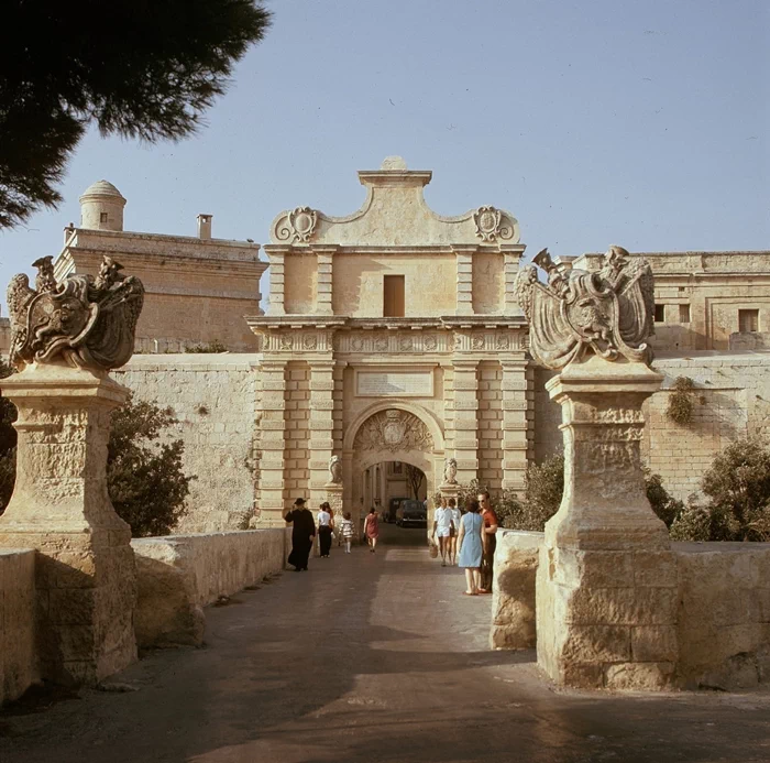 그랜드 하버를 이루는 쉬베라스 반도(Sciberras Peninsula)는 몰타의 수도 발레타(Valletta) 시와 플로리아나(Floriana) 시로 구성되어 있는데, 플로리아나 시는 현재 유럽에서 가장 인구밀도가 높은 곳 중 하나이다. 39