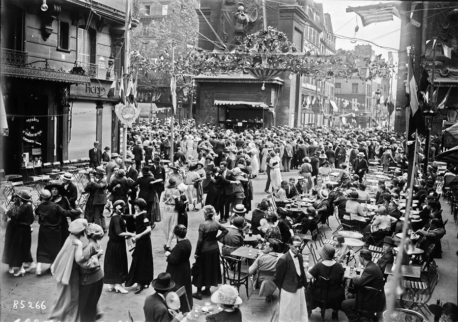 '바스티유 데이(Bastille Day)'는 프랑스의 국경일로 혁명기념일(Fête nationale française)이라고도 불린다. 이 기념일은 혁명의 단초가 된 1789년 7월 14일 바스티유 감옥 습격과 함께 프랑스혁명과 통일의 의미를 함께담은 1주년 기념행사가 시초였다. 43