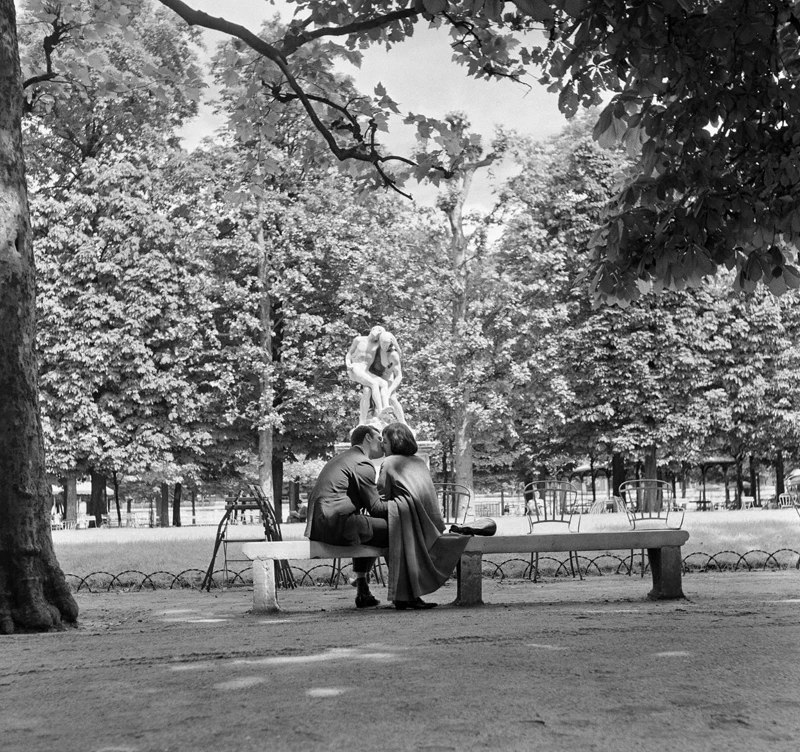 <p>
▲ 1950년, 퐁 데 자르(Pont des Arts)를 배경으로 키스를 나누는 파리의 연인. ▲ 1950년, 노트르담 대성당 앞을 흐르는 센 강변에서 자전거를 타고 와 기다리던 연인과 키스를 하는 남자. ▲ 1950년, 파리 광장에서의 열정적인 키스. ▲ 1950년, 팔레 루아얄(Palais Royal) 벤치에 앉아 키스를 하는 연인과 애써 쳐다보지 않는 남자들. ▲ 1950년, 투르넬 다리(tournelle bridge) 아래에서 데이트 중인 연인. ▲ 1950년, 연인에게 꽃을 준 남자와 행복해하는 여자. ▲ 1950년, 혁명 기념일(Bastille Day)에 몽마르뜨(Montmartre) 계단에서 데이트를 하는 연인. ▲ 1950년, 콩코르드 광장(Place de la Concorde) 지하도에서 포옹하는 연인. ▲ 1950년, 리볼리 거리(Rue de Rivoli)를 걷던 연인들이 키스를 나누고 있다. ▲ 1950년, 키스하는 연인을 경비병이 쳐다보고 있다. ▲ 1952년 8월 16일, 공원에서 키스하는 연인. ▲ 1952년, 노트르담 대성당 앞의 난간에서 뒤엉켜 키스를 나누는 연인. ▲ 1952년, 센 강변에서 키스하는 연인. ▲ 1954년, 센 강변의 계단을 오르다 키스하는 연인. ▲ 1954년, 센 강둑 아래의 터널에서 키스하는 연인. ▲ 1954년, 센 강변에서 키스하는 연인. ▲ 1955년, 다리 위의 연인들이 강을 바라보다 키스를 나누고 있다. ▲ 1955년, 센 강변에서 끌어안고 있는 연인을 부럽게 쳐다보는 남자. ▲ 1956년, 파리 전경을 감상하다 키스를 하는 연인. ▲ 1957년, 센 강가의 격정적인 키스. ▲ 1957년, 튈르리 정원(Jardin des Tuileries)에서 데이트를 하던 연인이 키스를 하기 직전의 모습. ▲ 1958년, 튈르리 정원(Jardin des Tuileries)의 동상 앞에서 키스를 하는 연인. ▲ 1959년, 거리의 벤치에 앉아있던 연인이 키스를 하자 지나가던 남자가 유심히 보고 있다. ▲ 1959년, 사랑에 빠진 연인이 만나자마자 뜨거운 키스를 나누는 모습.</p> 43