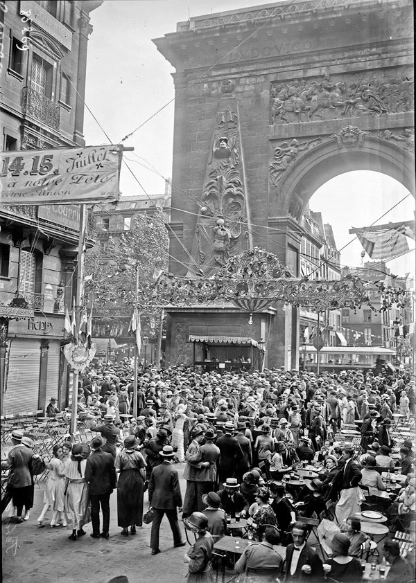 '바스티유 데이(Bastille Day)'는 프랑스의 국경일로 혁명기념일(Fête nationale française)이라고도 불린다. 이 기념일은 혁명의 단초가 된 1789년 7월 14일 바스티유 감옥 습격과 함께 프랑스혁명과 통일의 의미를 함께담은 1주년 기념행사가 시초였다. 45