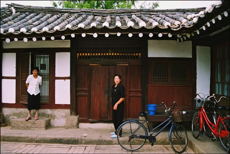 프랑스 사진작가 파트릭 아번츄리에(Patrick Aventurier)가 2005년 금단의 땅 북한을 방문해 남긴 사진들 중 평양을 벗어나 지방을 방문해 촬영한 모습들이다. (관련 글: 2005년, 북한 평양) 45