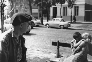 <p>
▲ 1950년, 퐁 데 자르(Pont des Arts)를 배경으로 키스를 나누는 파리의 연인. ▲ 1950년, 노트르담 대성당 앞을 흐르는 센 강변에서 자전거를 타고 와 기다리던 연인과 키스를 하는 남자. ▲ 1950년, 파리 광장에서의 열정적인 키스. ▲ 1950년, 팔레 루아얄(Palais Royal) 벤치에 앉아 키스를 하는 연인과 애써 쳐다보지 않는 남자들. ▲ 1950년, 투르넬 다리(tournelle bridge) 아래에서 데이트 중인 연인. ▲ 1950년, 연인에게 꽃을 준 남자와 행복해하는 여자. ▲ 1950년, 혁명 기념일(Bastille Day)에 몽마르뜨(Montmartre) 계단에서 데이트를 하는 연인. ▲ 1950년, 콩코르드 광장(Place de la Concorde) 지하도에서 포옹하는 연인. ▲ 1950년, 리볼리 거리(Rue de Rivoli)를 걷던 연인들이 키스를 나누고 있다. ▲ 1950년, 키스하는 연인을 경비병이 쳐다보고 있다. ▲ 1952년 8월 16일, 공원에서 키스하는 연인. ▲ 1952년, 노트르담 대성당 앞의 난간에서 뒤엉켜 키스를 나누는 연인. ▲ 1952년, 센 강변에서 키스하는 연인. ▲ 1954년, 센 강변의 계단을 오르다 키스하는 연인. ▲ 1954년, 센 강둑 아래의 터널에서 키스하는 연인. ▲ 1954년, 센 강변에서 키스하는 연인. ▲ 1955년, 다리 위의 연인들이 강을 바라보다 키스를 나누고 있다. ▲ 1955년, 센 강변에서 끌어안고 있는 연인을 부럽게 쳐다보는 남자. ▲ 1956년, 파리 전경을 감상하다 키스를 하는 연인. ▲ 1957년, 센 강가의 격정적인 키스. ▲ 1957년, 튈르리 정원(Jardin des Tuileries)에서 데이트를 하던 연인이 키스를 하기 직전의 모습. ▲ 1958년, 튈르리 정원(Jardin des Tuileries)의 동상 앞에서 키스를 하는 연인. ▲ 1959년, 거리의 벤치에 앉아있던 연인이 키스를 하자 지나가던 남자가 유심히 보고 있다. ▲ 1959년, 사랑에 빠진 연인이 만나자마자 뜨거운 키스를 나누는 모습.</p> 3