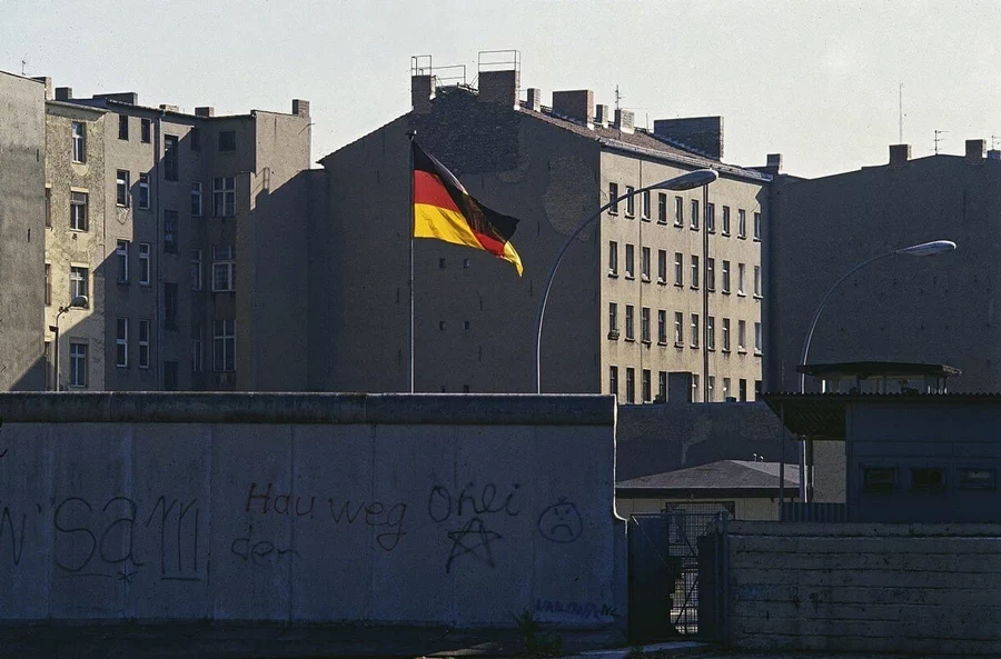 동독 정부가 동베를린 주민들의 탈출을 막기 위해 1961년부터 건설한 베를린 장벽(Die Berliner Mauer)은 영원할 것만 같았지만 30년 만에 붕괴되었다.(관련 글: 1961년, 베를린 장벽 건설) 49