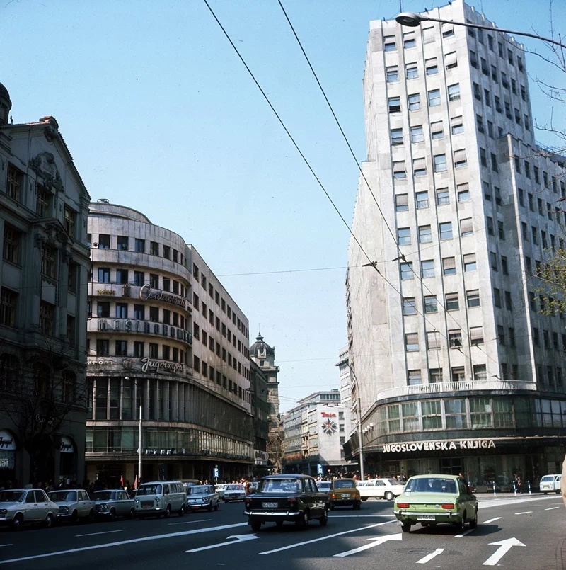 1980년대 후반, 공산주의가 붕괴하면서 유고슬라비아 사회주의 연방공화국(The Federal Republic of Yogoslavia / Социјалистичка Федеративна Република Југославија)도 흔들리기 시작했다. 1991년에는 크로아티아와 슬로베니아가 독립하였고, 연이어 마케도니아 공화국도 독립을 선언하고 만다. 57