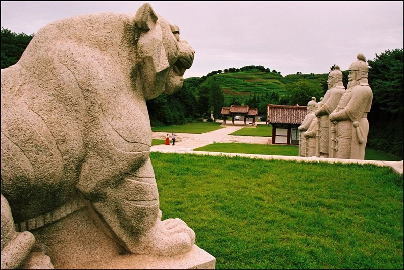 프랑스 사진작가 파트릭 아번츄리에(Patrick Aventurier)가 2005년 금단의 땅 북한을 방문해 남긴 사진들 중 평양을 벗어나 지방을 방문해 촬영한 모습들이다. (관련 글: 2005년, 북한 평양) 59