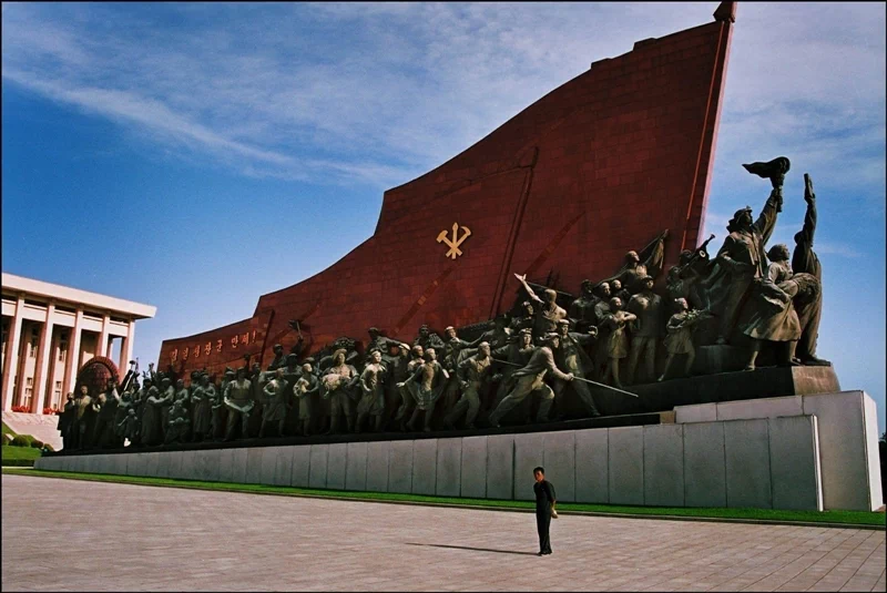 그는 세계 각지를 다니며 자연재해와 사회문제를 다루었으며 결과물을 아시아의 주요 잡지에 기고하고 있다. 2005년에는 사진 촬영이 금지된 땅으로 불리는 북한을 방문해 기록을 남겼다. 67