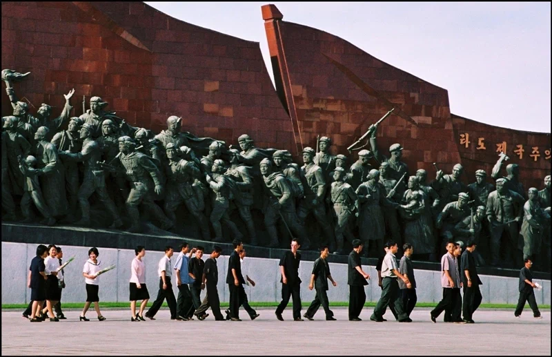 그는 세계 각지를 다니며 자연재해와 사회문제를 다루었으며 결과물을 아시아의 주요 잡지에 기고하고 있다. 2005년에는 사진 촬영이 금지된 땅으로 불리는 북한을 방문해 기록을 남겼다. 69