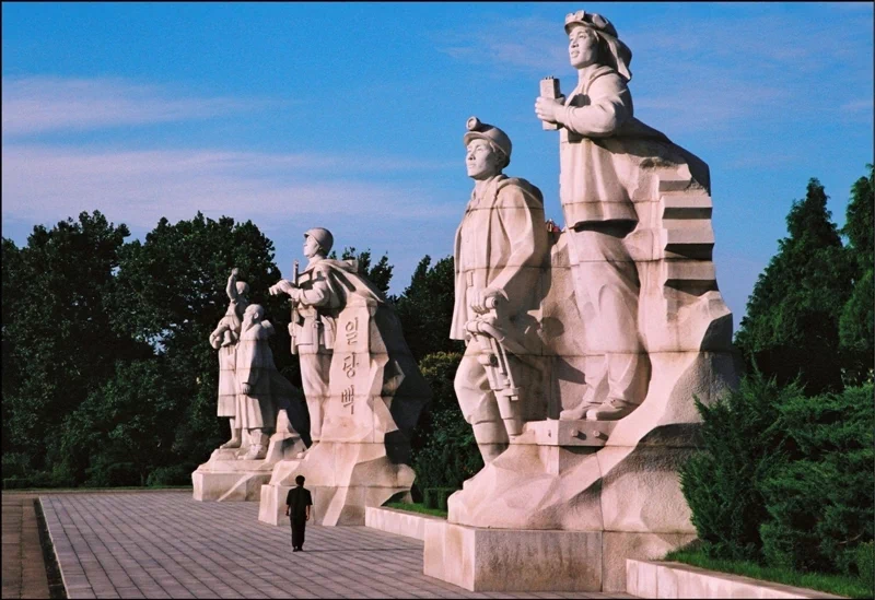 그는 세계 각지를 다니며 자연재해와 사회문제를 다루었으며 결과물을 아시아의 주요 잡지에 기고하고 있다. 2005년에는 사진 촬영이 금지된 땅으로 불리는 북한을 방문해 기록을 남겼다. 73