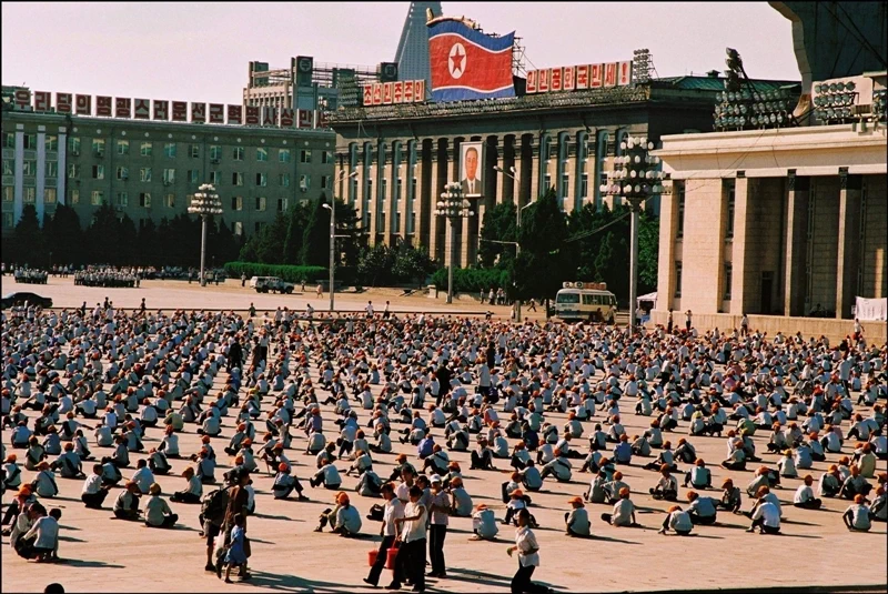 그는 세계 각지를 다니며 자연재해와 사회문제를 다루었으며 결과물을 아시아의 주요 잡지에 기고하고 있다. 2005년에는 사진 촬영이 금지된 땅으로 불리는 북한을 방문해 기록을 남겼다. 79