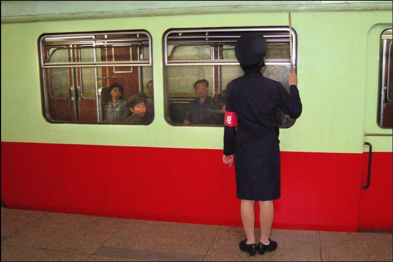 그는 세계 각지를 다니며 자연재해와 사회문제를 다루었으며 결과물을 아시아의 주요 잡지에 기고하고 있다. 2005년에는 사진 촬영이 금지된 땅으로 불리는 북한을 방문해 기록을 남겼다. 89