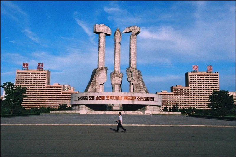 그는 세계 각지를 다니며 자연재해와 사회문제를 다루었으며 결과물을 아시아의 주요 잡지에 기고하고 있다. 2005년에는 사진 촬영이 금지된 땅으로 불리는 북한을 방문해 기록을 남겼다. 91