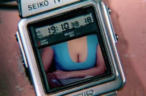 그런데 140년 역사의 시계 전문 브랜드 세이코(SEIKO)는 그보다 오래전에 세계 최초의 손목시계 TV(World's first TV watch)를 내놓은 바 있다. 거기에 더해 시판 연도가 '1982년'이라는 점을 놓고 보면 더욱 놀랍지 않을 수가 없다. 7