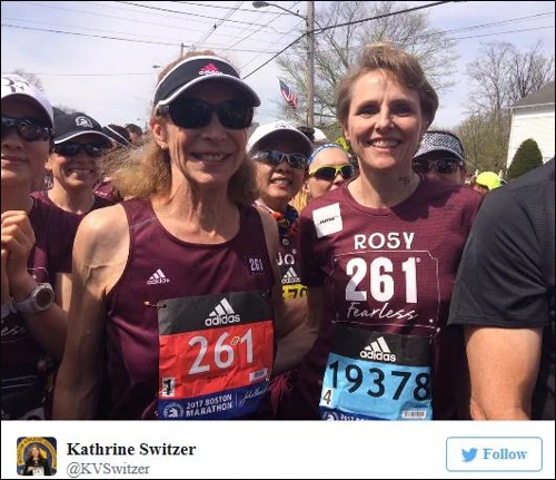 당시 시러큐스(syracuse) 대학의 학생이었던 캐서린 스위처(Kathrine Switzer)는 1966년, 학교 신문에 기사를 쓰기 위해 보스턴 마라톤 대회를 취재하다가 '번외 코스' 즉, 비공식적으로 대회에 참가한 여성의 이야기를 듣게 된다. 23