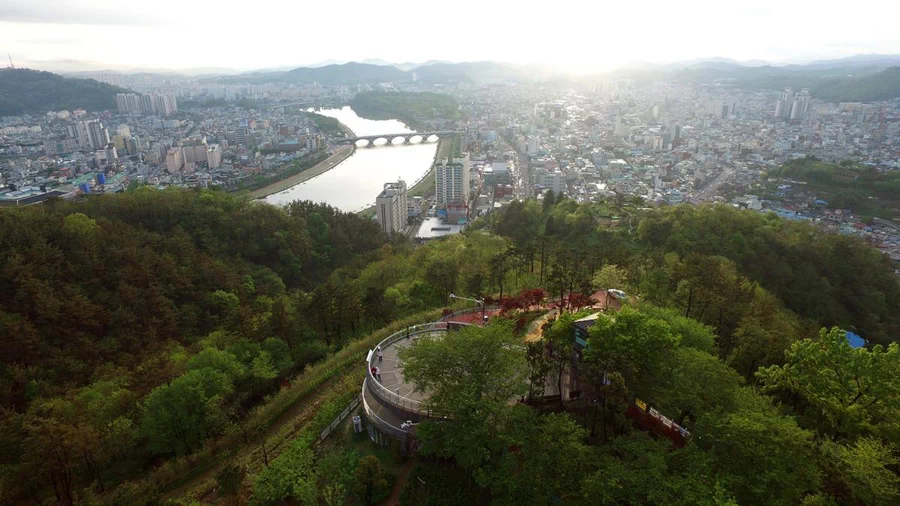 경상남도 진주군 수정봉(水晶峰) 아래에 있는 대안면(大安面)에서는 일대 명기 월중선(月中仙)이가 출생하였도다. 3