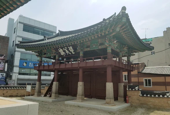 이에 금강원(金剛園)을 설립한 일본인 사업가 히가시하라 가지로(東原嘉次郞)가 망미루를 공원의 입구가 있는 온천장으로 옮길 것을 결심하였고, 이축이 끝난 1933년 6월 11일 오후 6시에 상량식(上樑式)을 거행한 후 오랜 기간 이곳에 머물러 왔다. 23