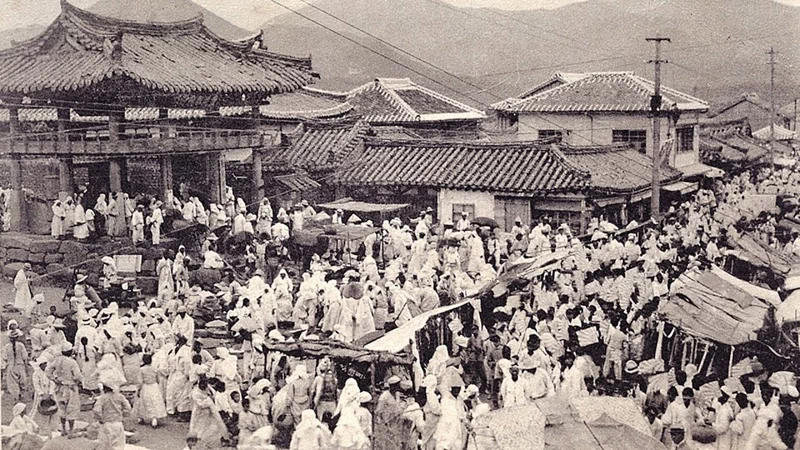 이에 금강원(金剛園)을 설립한 일본인 사업가 히가시하라 가지로(東原嘉次郞)가 망미루를 공원의 입구가 있는 온천장으로 옮길 것을 결심하였고, 이축이 끝난 1933년 6월 11일 오후 6시에 상량식(上樑式)을 거행한 후 오랜 기간 이곳에 머물러 왔다. 13