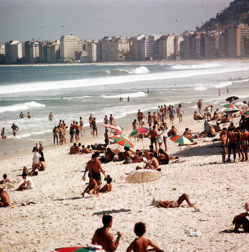 아래는 폴 알마시가 방문한 브라질 리우데자네이루(Rio de Janeiro)의 1980년대 모습이다. 1