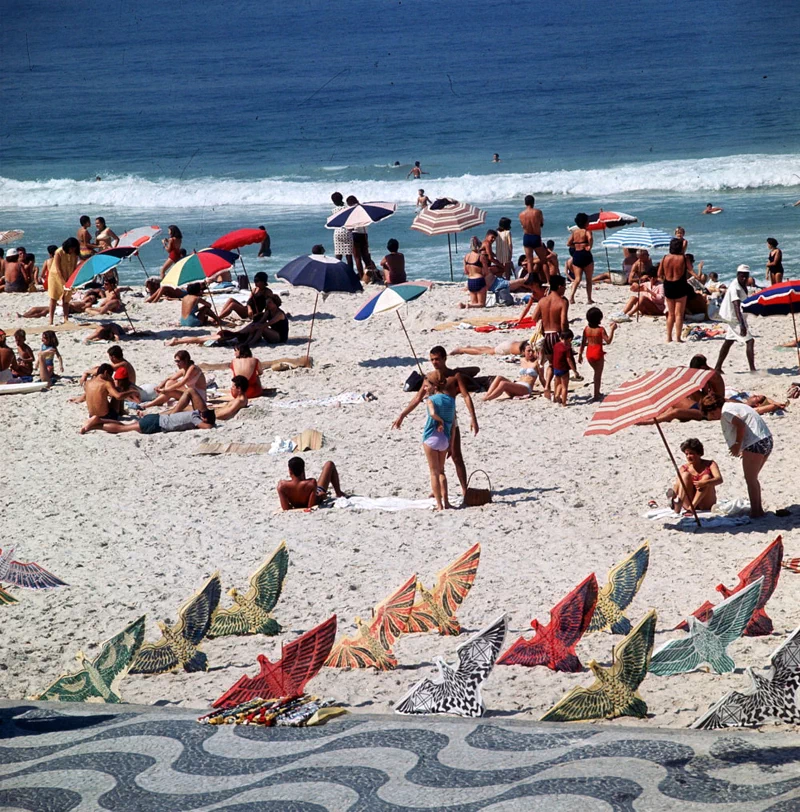 아래는 폴 알마시가 방문한 브라질 리우데자네이루(Rio de Janeiro)의 1980년대 모습이다. 3