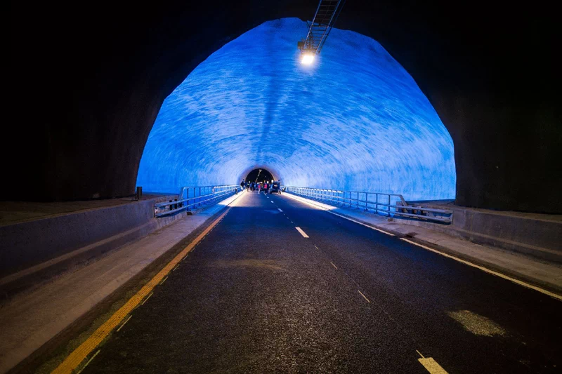 노르웨이 남서쪽 갈란 주에 위치한 뤼필케 터널(Ryfylke Tunnel / Ryfylketunnelen)은 세계에서 가장 길고 깊은 해저 자동차 도로 터널이다. 5