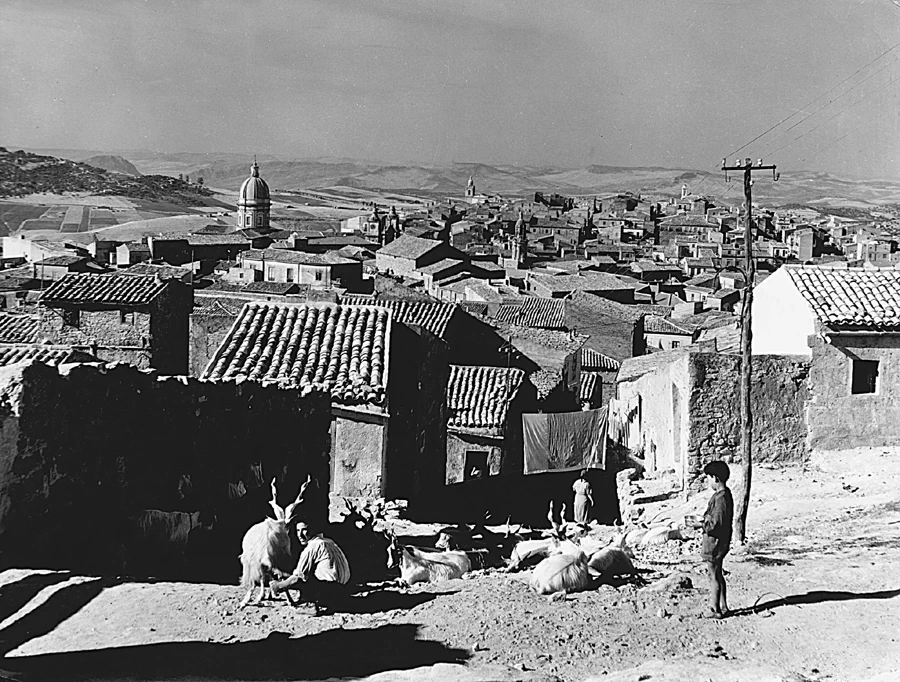 이탈리아 출신의 마리오 드 비아시(Mario De Biasi, 1923~2013)는 1944년부터 독일에서 사진작가로 활동하다가 전쟁 중 추방된 후, 1953년 잡지 에포카(Epoca)에 입사하며 전문적인 경력을 시작했다. 5