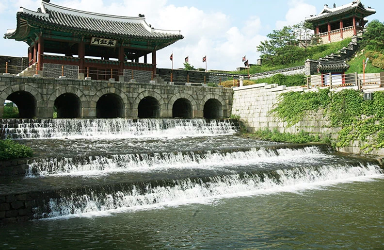 <p>
▲ 수원 화성행궁(水原 華城行宮)의 정문 신풍루(新豊樓). ▲ 신풍루(新豊樓)의 현재 모습. ▲ 수원화성 북수문(北水門)의 모습.</p> <p>화성의 북쪽 성벽이 수원천과 만나는 곳에 설치된 수문으로 '화홍문(華虹門)'이라는 별칭으로 더 유명하다. 1795년 창건되었다가 유실과 재건을 반복하였고, 지금의 모습은 1932년에 복원된 것으로 위 사진 속의 화홍문은 유실되기 전의 모습이다. ▲ 화홍문(華虹門) 현재 모습 ⓒ 수원시청 ▲ 화홍문(華虹門) 왼쪽으로 보이는 팔달산 정상의 서장대(西將臺). 군사를 지휘하거나 적의 동태를 감시하는 군사시설이다. ▲ 서장대(西將臺)의 현재 모습 ⓒ 수원시청 ▲ 수원 권업모범장(勸業模範場)의 모습. 을사조약 이후 일제의 통감부가 농업기술의 지도와 시험을 하기 위해 1906년에 설치한 기관이다. ▲ 대구시장의 인파. ▲ 대구 우시장(牛市場)의 모습. 20세기초부터 대구는 소를 사고파는 시장으로 유명했다.</p> <p>당시 위치는 도시철도 2호선 내당역(두류동) 일대로 추정되며, 2011년 대구 달서구청은 관광자원 개발을 위해 이 일대의 전통시장에 '대구예전우시장'이라는 명칭을 부여했다. ▲ 경주 첨성대(瞻星臺). 현재와 달리 보존을 하기 위한 장치도 없고 접근이 자유롭다. ▲ 현재의 첨성대 주변. ▲ 경주 불국사(佛國寺). 석조구조물들이 관리가 제대로 되지 않은 모습이다. ▲ 경주 불국사내의 다보탑(국보 제20호)과 석가탑(국보 제21호). 절 경내에 잡초가 많고 정리되지 않은 모습이다. ▲ 석가탑과 다보탑의 현재 모습. ▲ 경주 불국사 대웅전(보물 제1744호). ▲ 경주 태종무열왕릉비(太宗武烈王陵碑, 국보 제25호). 외부에 노출되어 있는 모습이지만 현재는 비각을 만들어 비를 보호하고 있다. ▲ 비각으로 보호되고 있는 태종무열왕릉비 ⓒ 경주시청 ▲ 보물 제147호 밀양 영남루(嶺南樓)와 밀양강 풍경. ▲ 같은 위치의 영남루 현재 모습. ▲ 밀양 삼랑진의 작원관(鵲院關)을 지나가는 경부선 열차.</p> <p>작원관은 임진왜란 당시 왜적과 결사항전한 전적지로, 일제시대에 경부선 밀양~삼랑진 노선이 개통되면서 원래자리에서 강변으로 이전되었다. 1936년 병자년 대홍수 당시 유실되면서 터만 남았는데, 1995년에 작원관의 성문이 복원되었다. ▲ 복원된 작원관지 성문 ⓒ 한국문화정보원 ▲ 부산어시장(釜山魚市場)의 어획물들과 상인들. 부산어시장은 일본에 대한 수산물 수출과 조선에서의 수산물 유통과 매매를 위해 부산수산회사(釜山水産會社)가 1903년 개장한 곳이다.</p> <p>부산수산회사는 1930년부터 일제가 패망할 때까지 근대 부산경제계의 재벌이었던 카시이 겐타로(香椎源太郎)가 사장으로 취임해 운영하였다. (관련 글: 부산 대청동, 카시이 겐타로(香椎源太郞) 저택) ▲ 부산항과 용두산 일대.</p> 7