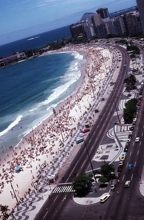 아래는 폴 알마시가 방문한 브라질 리우데자네이루(Rio de Janeiro)의 1980년대 모습이다. 7