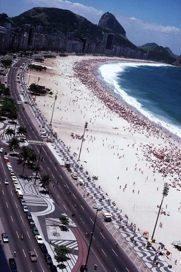 아래는 폴 알마시가 방문한 브라질 리우데자네이루(Rio de Janeiro)의 1980년대 모습이다. 9