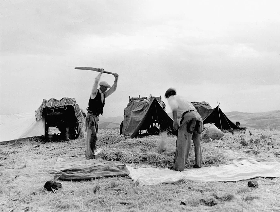 이탈리아 출신의 마리오 드 비아시(Mario De Biasi, 1923~2013)는 1944년부터 독일에서 사진작가로 활동하다가 전쟁 중 추방된 후, 1953년 잡지 에포카(Epoca)에 입사하며 전문적인 경력을 시작했다. 11