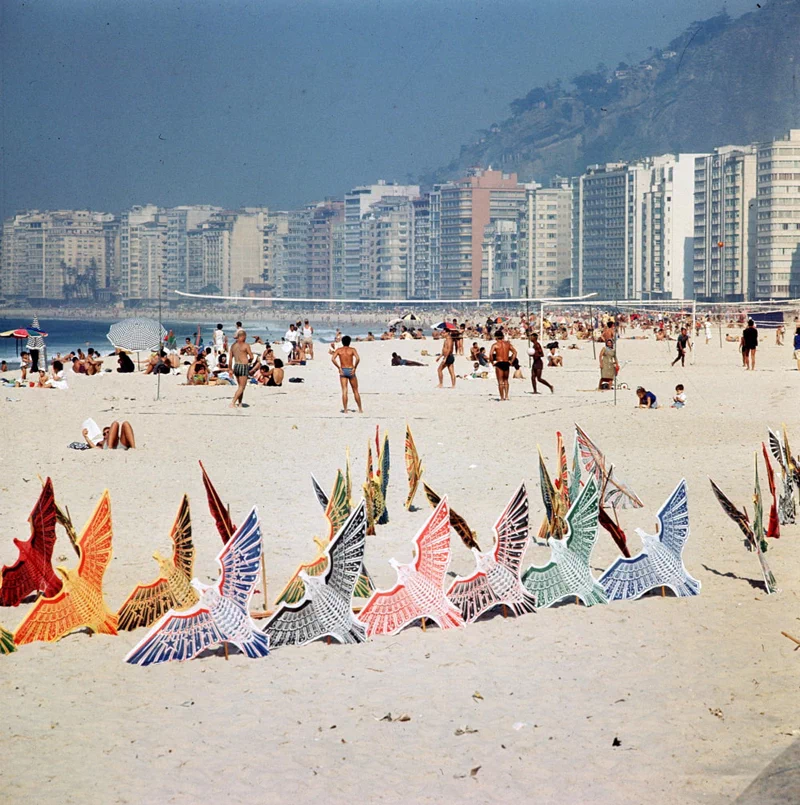 아래는 폴 알마시가 방문한 브라질 리우데자네이루(Rio de Janeiro)의 1980년대 모습이다. 11