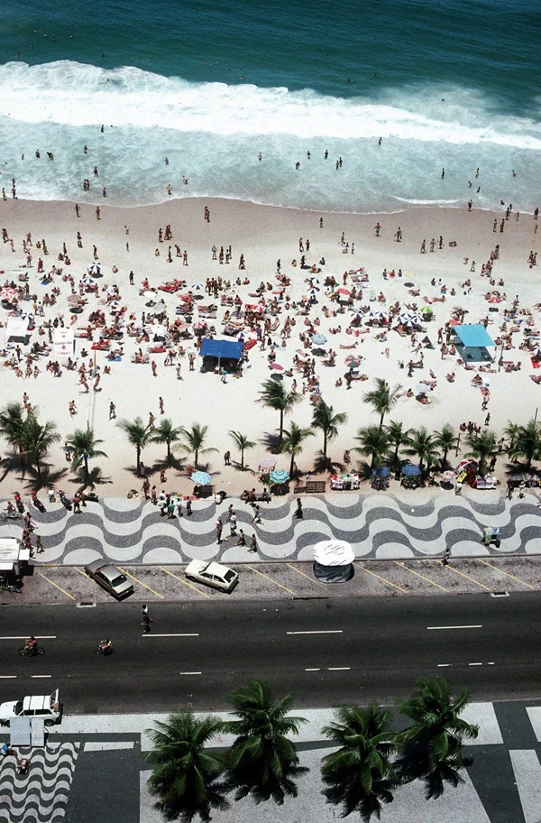 아래는 폴 알마시가 방문한 브라질 리우데자네이루(Rio de Janeiro)의 1980년대 모습이다. 13