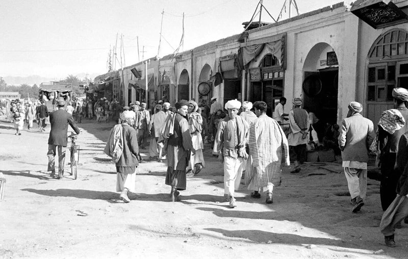 카불(Kabul)은 아프가니스탄의 수도이자 제1의 도시로 해발 1790m의 고지대에 위치해있는 세계에서 가장 높은 수도 중 하나이다. 15