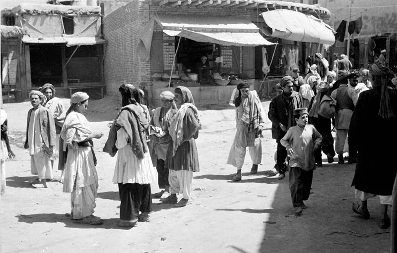 카불(Kabul)은 아프가니스탄의 수도이자 제1의 도시로 해발 1790m의 고지대에 위치해있는 세계에서 가장 높은 수도 중 하나이다. 17