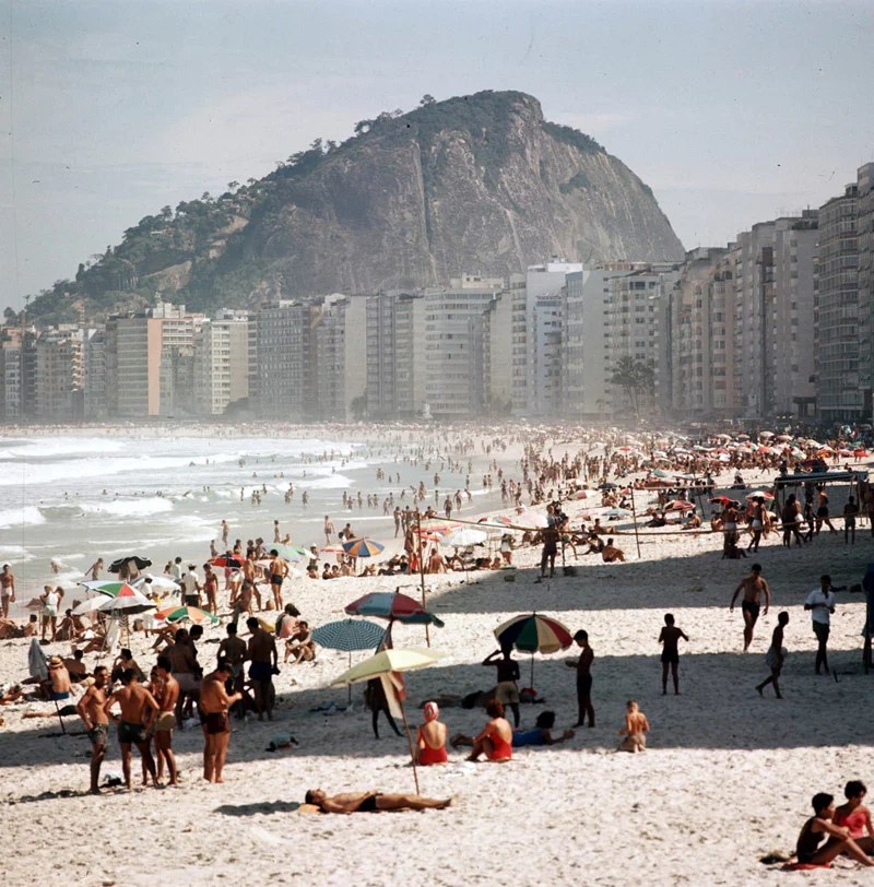 아래는 폴 알마시가 방문한 브라질 리우데자네이루(Rio de Janeiro)의 1980년대 모습이다. 17