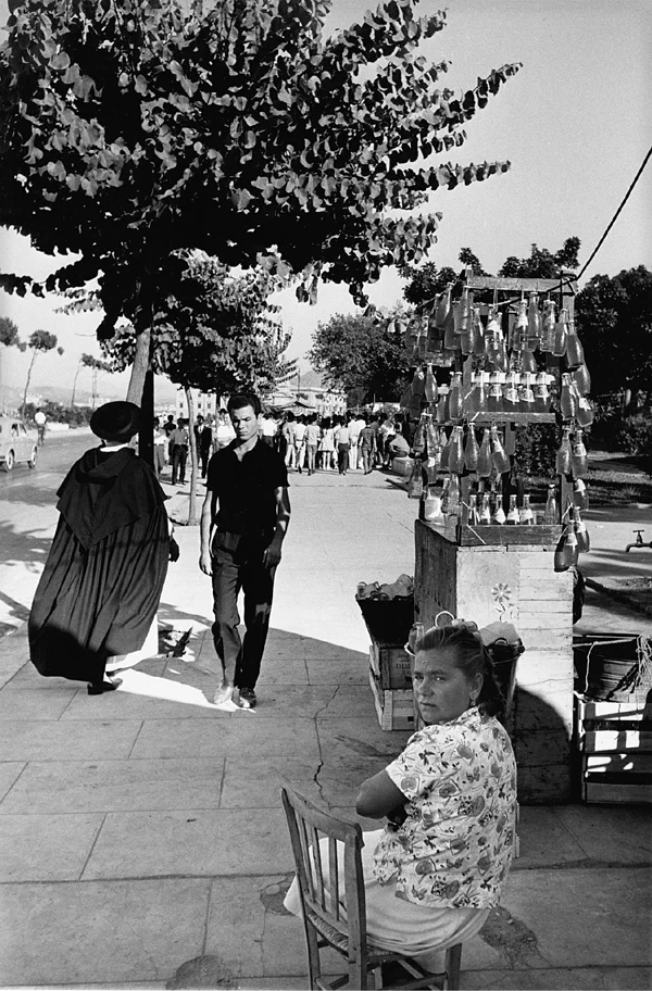 이탈리아 출신의 마리오 드 비아시(Mario De Biasi, 1923~2013)는 1944년부터 독일에서 사진작가로 활동하다가 전쟁 중 추방된 후, 1953년 잡지 에포카(Epoca)에 입사하며 전문적인 경력을 시작했다. 23