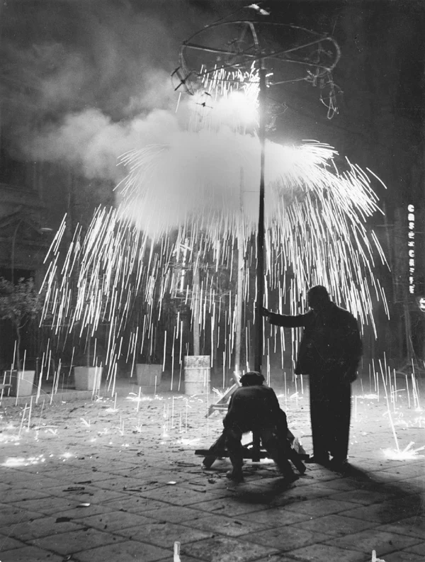 이탈리아 출신의 마리오 드 비아시(Mario De Biasi, 1923~2013)는 1944년부터 독일에서 사진작가로 활동하다가 전쟁 중 추방된 후, 1953년 잡지 에포카(Epoca)에 입사하며 전문적인 경력을 시작했다. 25