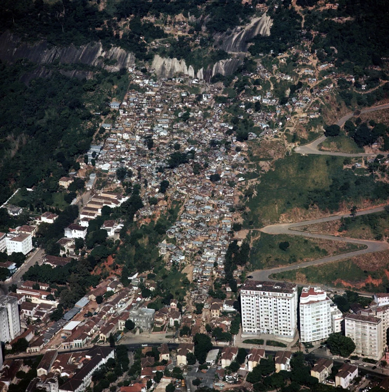 아래는 폴 알마시가 방문한 브라질 리우데자네이루(Rio de Janeiro)의 1980년대 모습이다. 25