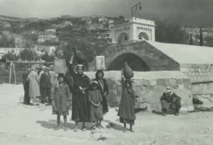 <p> ▲ 예루살렘 통곡의 벽(Wailing Wall)에서 기도하는 유대인들. ▲ 예루살렘 템플 마운트(Temple Mount, 성전산). ▲ 예루살렘 올리브 산(Mount of Olives, 橄欖山)에서 동쪽의 유대 광야를 바라본 전망. ▲ 이스르엘 계곡(Jezreel Valley) 전경. 이스라엘 북부지역의 내륙에 있는 계곡으로 북쪽은 하부 갈릴리 지역, 남쪽은 사마리아 고지대, 서쪽은 카르멜 산(Mount Carmel), 동쪽은 요단강과 접한다.</p> <p>'이스르엘' 이란 단어는 히브리어에서 유래한 것으로 '하나님이 뿌린다'를 의미하며 성서희랍어(Koine Greek)로 번역한 '에스드렐론(Ἐσδρηλώμ) 평야'로도 알려져 있다. ▲ 호텔에서 예루살렘 시내를 바라본 풍경. ▲ 예루살렘 올리브 산의 모스크. ▲ 예루살렘 거리에서 케밥을 만드는 아랍인 노점상과 주민들. ▲ 예루살렘 구시가지의 분주한 거리. ▲ 유대 광야(The Judean Desert)의 모습. 관광지로 유명한 사해를 끼고 있으며 예수가 마귀에게 시험을 받은 곳으로 성경에 기록되어 있다. ▲ 유대 광야에서 사해(Dead sea)로 향하는 도로. ▲ 갈릴리의 가나(Cana) 마을 모습. 예수가 초대받아 간 결혼식장에서 물을 포도주로 바꾸는 첫 번째 기적을 행한 곳으로 기록되어 있다. ▲ 나사렛(Nazareth)의 도시경관. 신약에서 예수가 어린 시절을 보낸 고향이기 때문에 그는 '나사렛 예수'라고 불렸다. ▲ 나사렛에 있는 성모 마리아의 우물(Mary's Well) 근처의 관광객과 현지 아랍인들.</p> <p>나사렛은 이스라엘에서 가장 큰 아랍 도시로 2021년 8월 말 기준 인구 77,876명이고 99.8%가 아랍인이다. 주민들의 종교 분포는 전체 인구 중 71%가 무슬림, 29%가 기독교인으로 비율은 작지만 그래도 이스라엘에서는 기독교 인구가 가장 많은 곳이다. 1949년에는 기독교인이 나사렛 인구 전체의 60%를 차지했지만, 이스라엘 전역과 마찬가지로 나사렛 기독교인의 비율도 지속적으로 감소하고 있다. ▲ 한글 위키백과는 나사렛 전체인구를 기독교인으로 두는 오류를 범하고 있다. 위에서 언급했듯이  71%가 무슬림이다.</p> 23