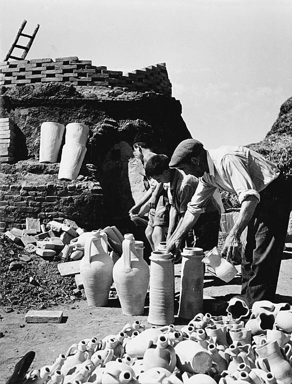 이탈리아 출신의 마리오 드 비아시(Mario De Biasi, 1923~2013)는 1944년부터 독일에서 사진작가로 활동하다가 전쟁 중 추방된 후, 1953년 잡지 에포카(Epoca)에 입사하며 전문적인 경력을 시작했다. 27