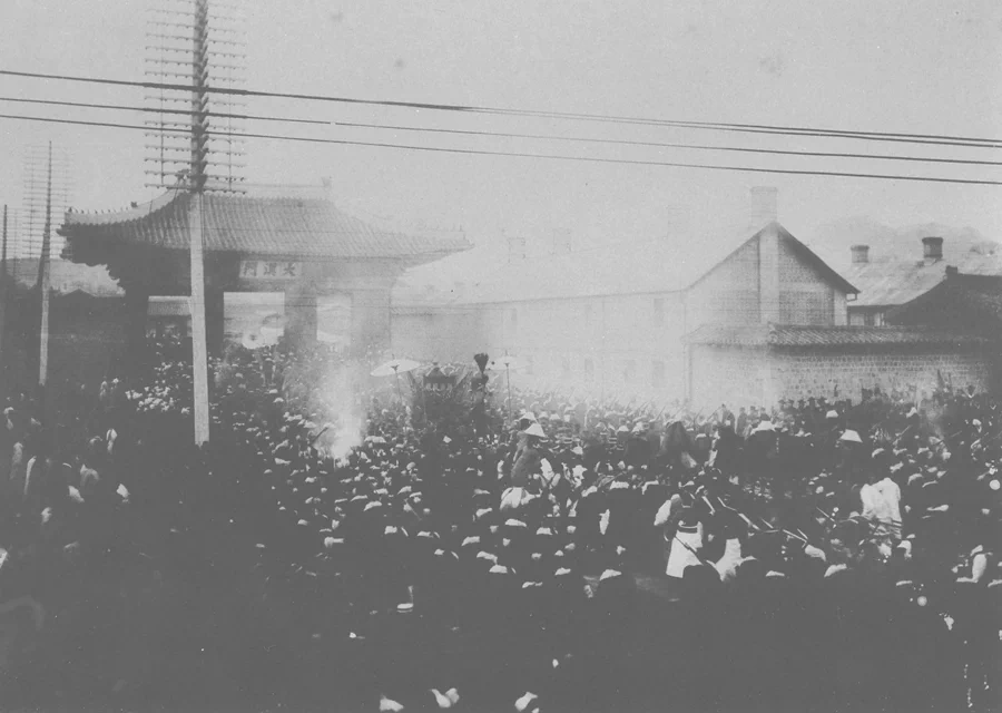 1910년의 출판물이지만 사진첩이 제작되는 기간을 고려하면 구한말 시대인 1900년대가 담긴 것으로 추정할 수 있다. 아래는 사진첩에서 발췌한 대한제국 시기의 모습이다. 27