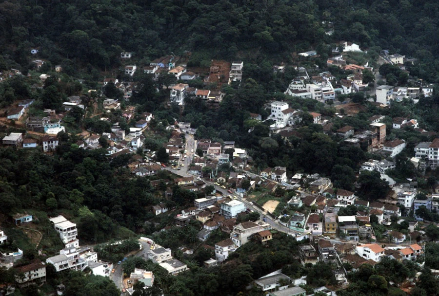 아래는 폴 알마시가 방문한 브라질 리우데자네이루(Rio de Janeiro)의 1980년대 모습이다. 27