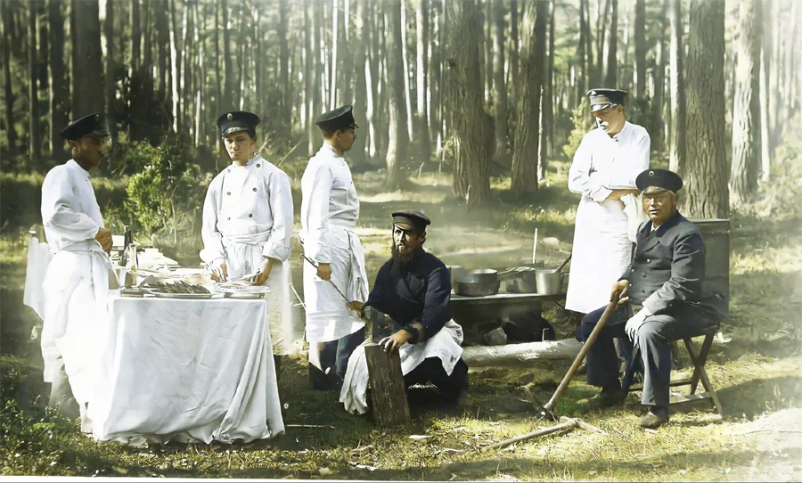 로마노프 왕가의 일족들은 이곳에서 휴양과 사냥을 즐기곤 했다. 아래는 1890년, 스파와를 찾은 로마노프 왕가의 13대 황제 알렉산드르 3세(Alexander III, 1845~1894)와 일족들의 모습을 담고 있다. 25