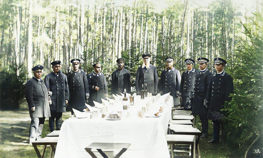 로마노프 왕가의 일족들은 이곳에서 휴양과 사냥을 즐기곤 했다. 아래는 1890년, 스파와를 찾은 로마노프 왕가의 13대 황제 알렉산드르 3세(Alexander III, 1845~1894)와 일족들의 모습을 담고 있다. 27