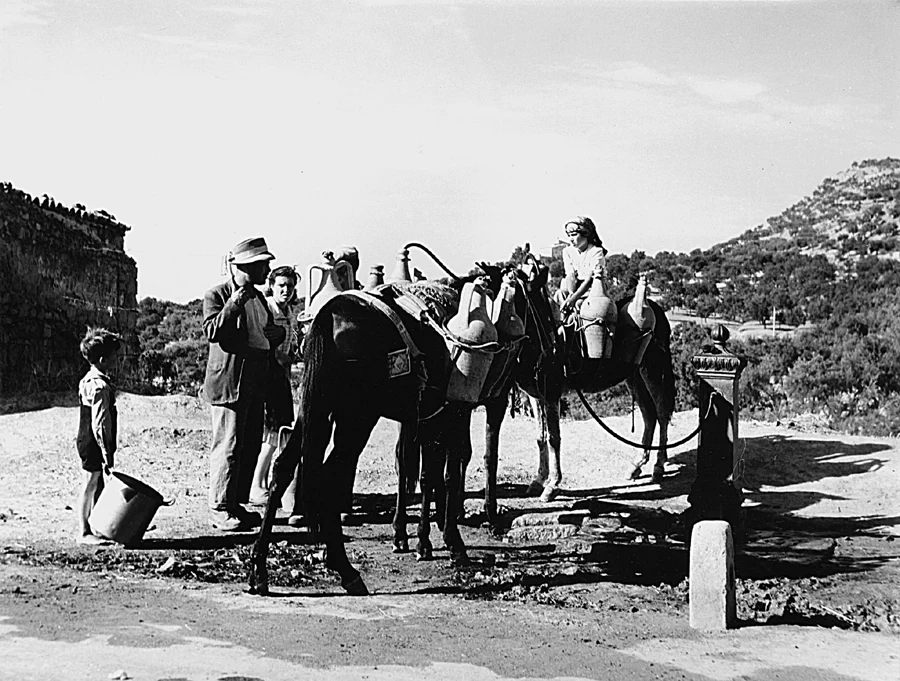 이탈리아 출신의 마리오 드 비아시(Mario De Biasi, 1923~2013)는 1944년부터 독일에서 사진작가로 활동하다가 전쟁 중 추방된 후, 1953년 잡지 에포카(Epoca)에 입사하며 전문적인 경력을 시작했다. 31