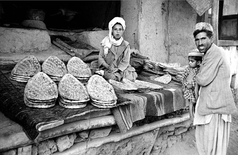 카불(Kabul)은 아프가니스탄의 수도이자 제1의 도시로 해발 1790m의 고지대에 위치해있는 세계에서 가장 높은 수도 중 하나이다. 33