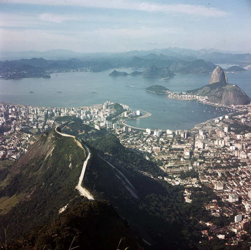 아래는 폴 알마시가 방문한 브라질 리우데자네이루(Rio de Janeiro)의 1980년대 모습이다. 33