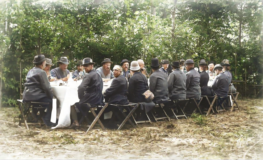 로마노프 왕가의 일족들은 이곳에서 휴양과 사냥을 즐기곤 했다. 아래는 1890년, 스파와를 찾은 로마노프 왕가의 13대 황제 알렉산드르 3세(Alexander III, 1845~1894)와 일족들의 모습을 담고 있다. 31